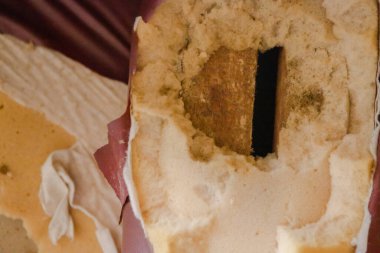 Eski kanepe kahverengi koltuk broeken ve ev koltuğu kapanış veya makrodaki kirli mobilyalar