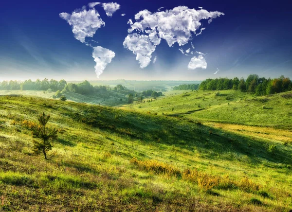 Nubes Forma Mapa Del Mundo Sobre Pintoresco Prado Concepto Viaje — Foto de Stock