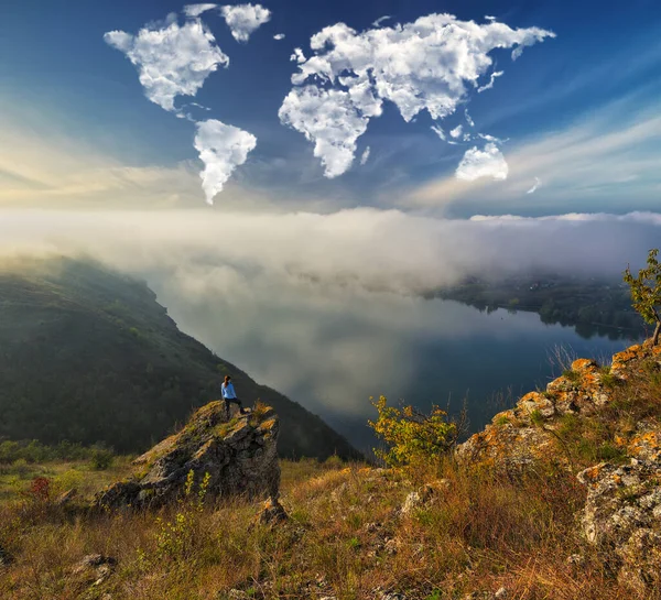 Nuvens Forma Mapa Mundo Sobre Desfiladeiro Nebuloso Turista Goza Uma — Fotografia de Stock