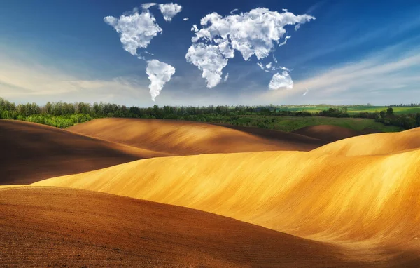 Nubes Forma Mapa Del Mundo Sobre Campo Concepto Viaje Paisaje — Foto de Stock