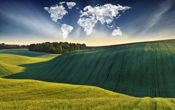 Chmury Postaci Mapy Świata Nad Zielonym Polem Koncepcja Podróży Krajobrazu — Zdjęcie stockowe