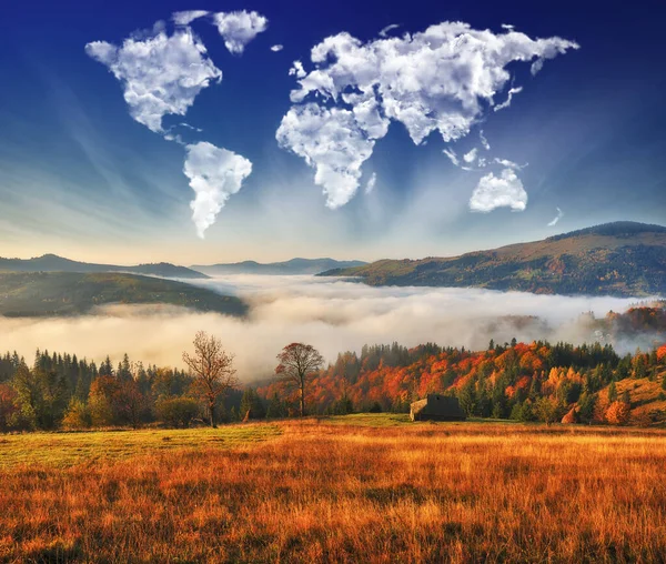 Nubes Forma Mapa Del Mundo Sobre Las Montañas Amanecer Otoño — Foto de Stock