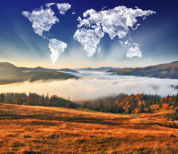 Mraky Podobě Mapy Světa Nad Horami Podzimní Úsvit Karpatech Koncept — Stock fotografie