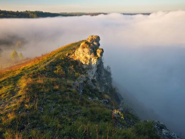Kanyonda sis var. Dnister Nehri Vadisi 'nde sonbahar sabahı. Ukrayna 'nın Doğası