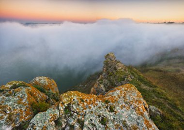 Gündoğumunda güzel bir sonbahar manzarası. Resmedilmeye değer nehir kanyonu. Ukrayna 'nın doğası