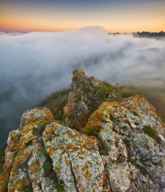 Gündoğumunda güzel bir sonbahar manzarası. Resmedilmeye değer nehir kanyonu. Ukrayna 'nın doğası