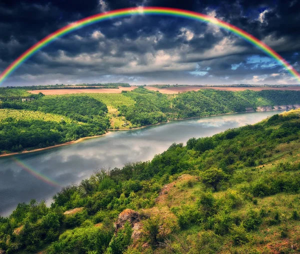 Färgglada Regnbåge Över Floden Ravinen Vårmorgon — Stockfoto