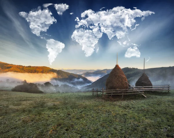 云彩形成了一幅覆盖高山的世界地图 喀尔巴阡山脉的秋天黎明 旅行和景观概念 — 图库照片