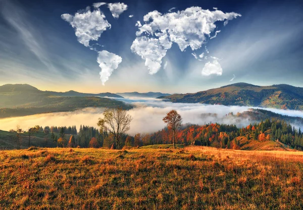 Nuvens Forma Mapa Mundo Sobre Montanhas Amanhecer Outono Nos Cárpatos — Fotografia de Stock