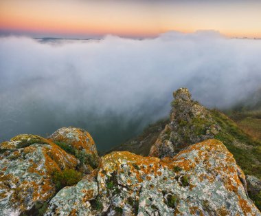 Kanyonda sis var. Dnister Nehri Vadisi 'nde sonbahar sabahı. Ukrayna 'nın Doğası
