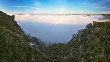 Kanyonda sis var. Dnister Nehri Vadisi 'nde sonbahar sabahı. Ukrayna 'nın Doğası