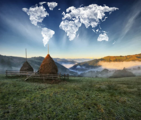 云彩形成了一幅覆盖高山的世界地图 喀尔巴阡山脉的秋天黎明 旅行和景观概念 — 图库照片