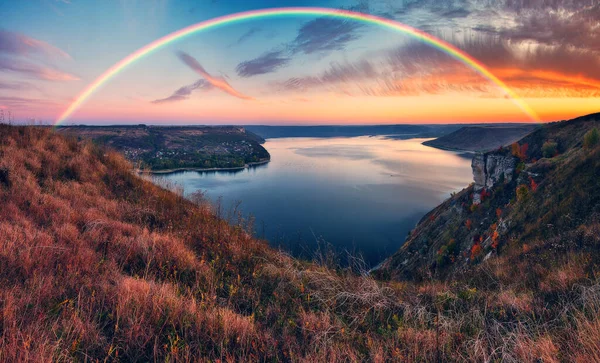 Färgglada Regnbåge Över Floden Ravinen Höstlandskap Typ Ukraina — Stockfoto