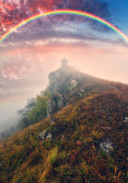 Malerische Kapelle Auf Dem Felsen Nebelige Herbstdämmerung Bunter Morgenhimmel — Stockfoto