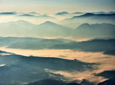 Sabah dağlarının siluetleri. Karpatlar 'da sisli bir sabah. Dağ manzarası