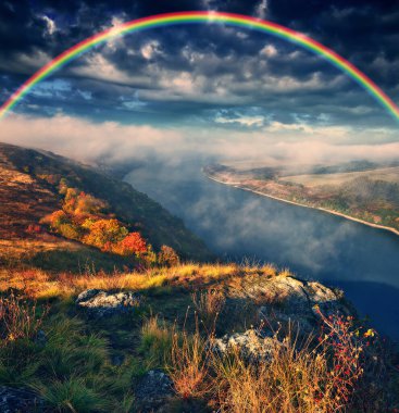 Nehir kanyonu üzerinde renkli gökkuşağı. Sonbahar manzarası. Ukrayna 'nın doğası 