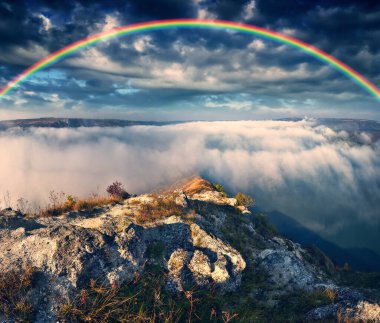 Nehir kanyonu üzerinde renkli gökkuşağı. Sonbahar manzarası. Ukrayna 'nın doğası 