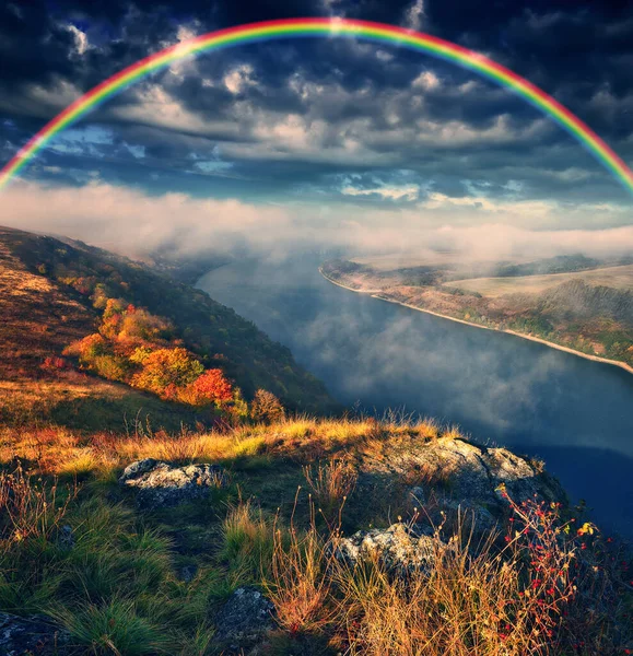 Nehir kanyonu üzerinde renkli gökkuşağı. Sonbahar manzarası. Ukrayna 'nın doğası 