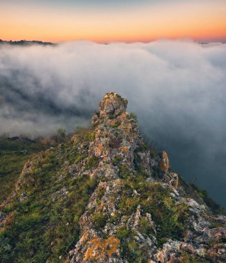 Kanyonda sis var. Dnister Nehri Vadisi 'nde sonbahar sabahı. Ukrayna 'nın Doğası