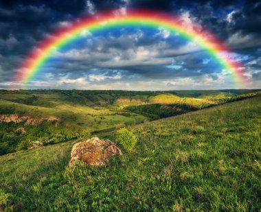 Çayırın üstünde gökkuşağı. resim gibi bir bahar sabahı. Ukrayna 'nın doğası