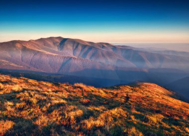 Sisin içindeki dağ siluetleri. Dağların teması üzerine grafiksel manzara