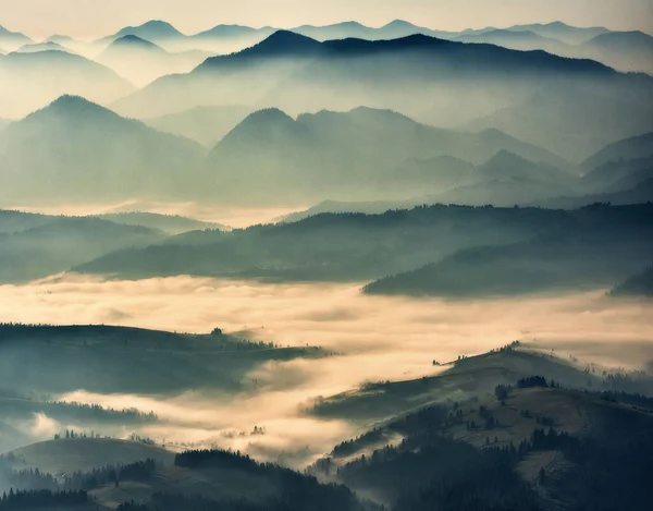 Silhouette Montagna Nella Nebbia Paesaggio Grafico Sul Tema Della Montagna — Foto Stock