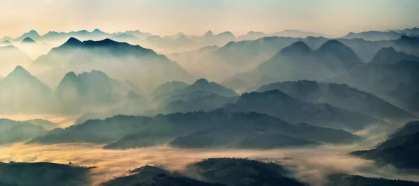 Silhuetas Montanha Nevoeiro Paisagem Gráfica Sobre Tema Das Montanhas — Fotografia de Stock