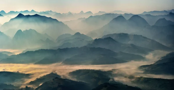 霧の中で山のシルエット 山をテーマにしたグラフィック ランドスケープ — ストック写真