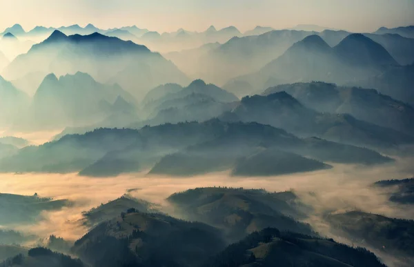 Silhuetas Montanha Nevoeiro Paisagem Gráfica Sobre Tema Das Montanhas — Fotografia de Stock