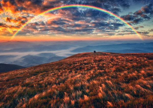 山の上に虹 カルパチアの秋の朝 ウクライナの自然 — ストック写真