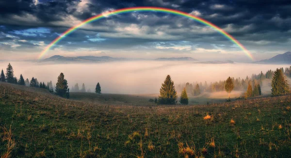山の上に虹 カルパチアの秋の朝 ウクライナの自然 — ストック写真