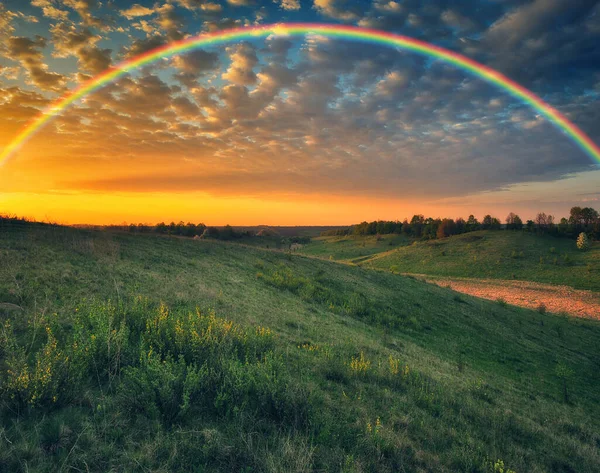 Arco Íris Sobre Prado Pitoresca Manhã Primavera Natureza Ucrânia — Fotografia de Stock