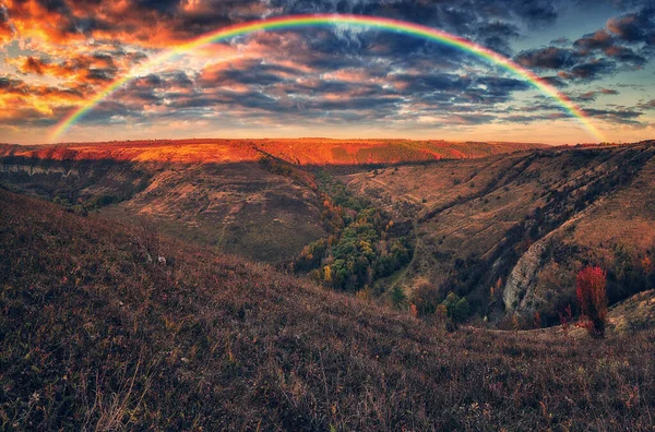 Regenbogen Mit Wolken Über Der Schlucht Herbstlandschaft Natur Der Ukraine — Stockfoto