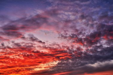 Güneşin doğuşundan önce renkli bulutlarla güzel bir sabah gökyüzü. Dramatik gün doğumu