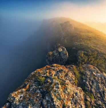 Gündoğumunda güzel bir sonbahar manzarası. Resmedilmeye değer nehir kanyonu. Ukrayna 'nın doğası