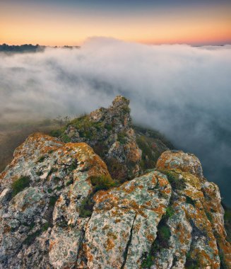 Gündoğumunda güzel bir sonbahar manzarası. Resmedilmeye değer nehir kanyonu. Ukrayna 'nın doğası