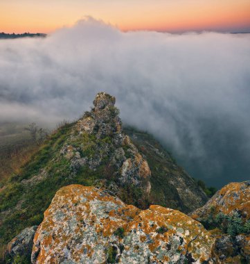 Gündoğumunda güzel bir sonbahar manzarası. Resmedilmeye değer nehir kanyonu. Ukrayna 'nın doğası