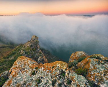 Gündoğumunda güzel bir sonbahar manzarası. Resmedilmeye değer nehir kanyonu. Ukrayna 'nın doğası