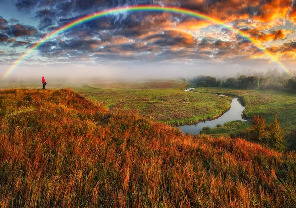 Regenboog Weide Toerist Geniet Van Het Uitzicht Landschap — Stockfoto