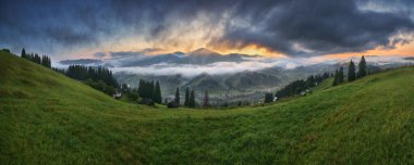 Dağlarda sisli bir sabah. Karpatlar 'da yaz şafağı. Ukrayna 'nın Doğası