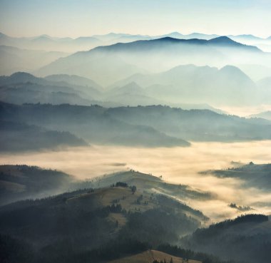 Sabah dağlarının siluetleri. Karpatlar 'da sisli bir sabah. Dağ manzarası