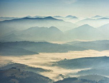 Sabah dağlarının siluetleri. Karpatlar 'da sisli bir sabah. Dağ manzarası