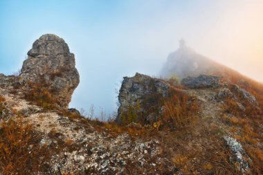 Gündoğumunda güzel bir sonbahar manzarası. Resmedilmeye değer nehir kanyonu. Ukrayna 'nın doğası