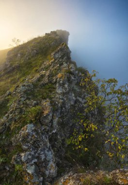 Gündoğumunda güzel bir sonbahar manzarası. Resmedilmeye değer nehir kanyonu. Ukrayna 'nın doğası