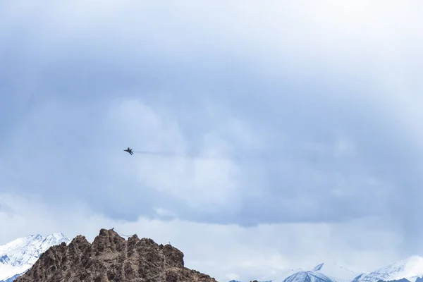 Samolot Myśliwski Powietrzu Obserwacji Ratowania Powietrza Chmurami Tle — Zdjęcie stockowe