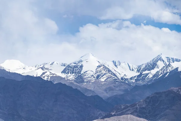 雪に覆われた山の風景 距離を飛んでジェット — ストック写真