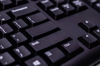 Boş tuşla klavyenin yakın açılı görüntüsü.