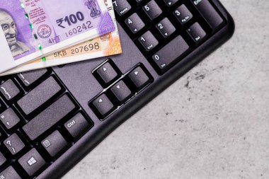 Hindistan parasının en iyi görüntüsü klavyeye yerleştirilmiş ve arka planda odaklanmamış.