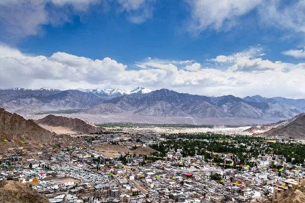 Malowniczy Krajobraz Górami Himalajów Błękitne Niebo Małe Miasteczko — Zdjęcie stockowe