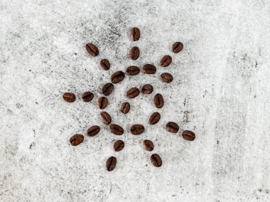 Beyaz zemin üzerinde güneşte kavrulmuş kahve çekirdekleri ve fotokopi alanı.. 